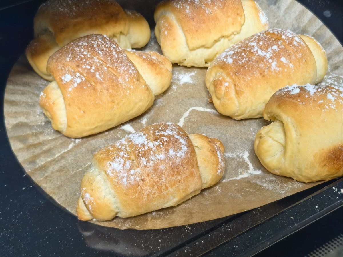 PrudenceTe67681's tweet photo. Just pulled these warm, buttery croissants fresh from the oven—crisp outside, fluffy inside, the perfect morning pick-me-up ， https://t.co/jzlBoMDYwL