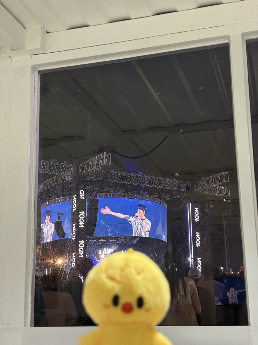underdblueskies's tweet photo. i took bbokari to daegu chimac festival!!! 🍺🍗

im glad to share that he’s not traumatized. he’s currently enjoying 10cm’s performance 🥰 https://t.co/UnAh5JHL0m