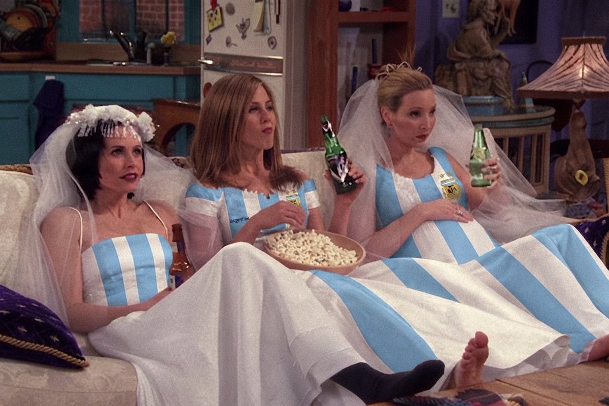 debisolsi's tweet photo. Se casa Taylor Swift y juega la selección Argentina. Hoy lo vemos así https://t.co/w5qQmBP4l6