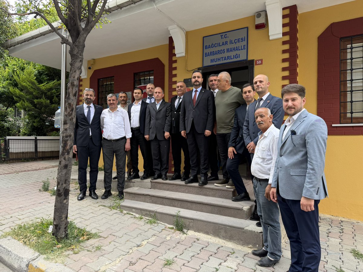 emredagci25's tweet photo. 📍Barbaros Mahalle Muhtarımız Sayın Tuncay Fırat’ı ziyaret ederek mahallemize dair istişarelerde bulunduk.

Birlik ve beraberlik anlayışıyla, Bağcılar’ımız için el ele, gönül gönüle çalışmayı sürdüreceğiz. Nazik ev sahipliği ve samimi sohbeti için Muhtarımız Sayın Tuncay Fırat’a teşekkür ediyorum.
@_MHPistanbul_ 
@BBvolkanyilmaz 
@mhpbagcilarilce