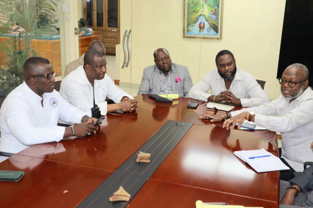 BasenVerite's tweet photo. Pour la saison #cyclonique, le #FAES, la #Mairie de Port-au-Prince, l'#ONM, le #SNGRS, la #Délégation de l’Ouest, la #PNH, les #FAd'H et le #MICT participent à des travaux, en vue de prendre des mesures de coordination. Le #Gouvernement, à travers ces structures, a lancé cette série de #rencontres pour anticiper les risques et renforcer la #gestion des personnes #déplacées internes. Ils ont parlé sur la préparation des espaces d’accueil, la gestion des #camps et la réduction des risques liés aux catastrophes #naturelles, avec pour priorité les sites des déplacés. Par ailleurs, des #actions sont envisagées pour renforcer l’#assainissement et la sécurisation des #zones vulnérables.
#Basen_Verite