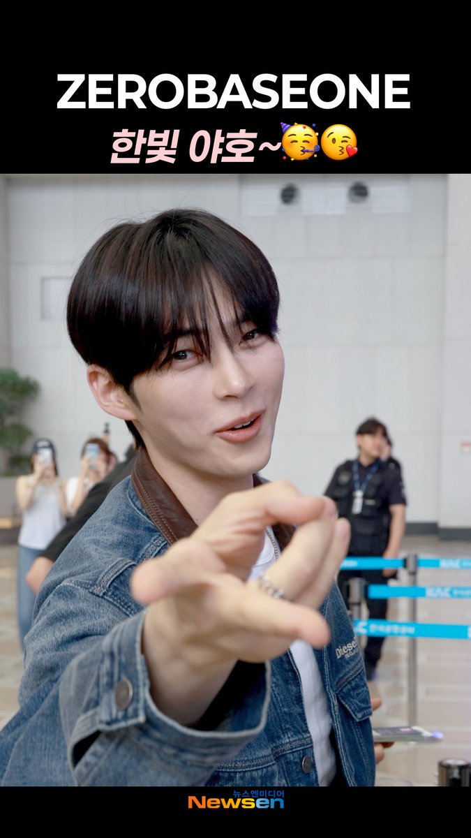 newsenstar's tweet photo. 성한빈 '한빛 야호~🥳😘' #제로베이스원 #ZEROBASEONE #ZB1 #제베원 #SUNGHANBIN #김포공항 #출국 #공항패션 https://t.co/9AydZdiFlw 출처 @YouTube https://t.co/fG9wL9uZ0A