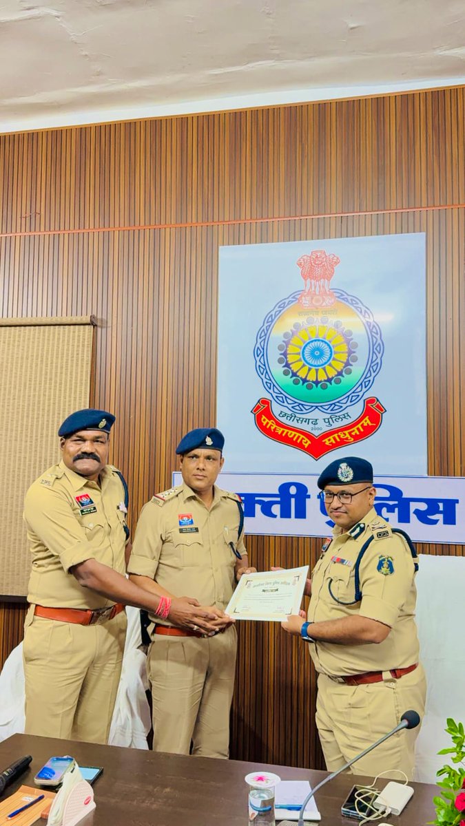 Saktipolice's tweet photo. प्रेस विज्ञप्ति
 सक्ति पुलिस 

आई जी बिलासपुर रेंज श्री रामगोपाल गर्ग द्वारा सक्ती पुलिस के 48 अधिकारी-कर्मचारियों को प्रशस्ति पत्र एवं नगद पुरस्कार देकर किया गया सम्मानित

दिनांक 02.07.2026 को पुलिस महानिरीक्षक, बिलासपुर रेंज, श्री राम गोपाल गर्ग द्वारा पुलिस अधीक्षक कार्यालय, सक्ती में आयोजित सम्मान समारोह के दौरान जिला सक्ती पुलिस के उत्कृष्ट कार्य करने वाले 48 पुलिस अधिकारियों एवं कर्मचारियों को प्रशस्ति पत्र प्रदान कर सम्मानित किया गया। साथ ही इन महत्वपूर्ण प्रकरणों के सफल निराकरण के लिए ₹1,00,000 (एक लाख रुपये) के नगद पुरस्कार की घोषणा कर पुलिस अधिकारियों एवं कर्मचारियों का उत्साहवर्धन किया गया।
सम्मान समारोह में जिला सक्ती पुलिस द्वारा विभिन्न गंभीर एवं चर्चित प्रकरणों का त्वरित एवं सफल निराकरण किए जाने की सराहना की गई। इनमें प्रमुख रूप से थाना मालखरौदा क्षेत्र में लगभग दो वर्ष पूर्व हुए अंधे हत्या प्रकरण का खुलासा, सेंदुरस डबल मर्डर केस का सफल निराकरण लगभग ₹1 करोड़ 85 लाख मूल्य के गांजा की बड़ी कार्रवाई, मालखरौदा एवं जैजैपुर क्षेत्र के मध्य लगभग 27 चारपहिया वाहनों के शीशे तोड़कर चोरी करने वाले गिरोह का पर्दाफाश*छपोरा फर्जी बैंक प्रकरण में आरोपियों की गिरफ्तारी तथा हाल ही में ग्राम जोंगरा में महिला की घर में घुसकर गोली मारकर की गई हत्या के मामले का मात्र चार दिनों में खुलासा कर आरोपियों की गिरफ्तारी जैसे महत्वपूर्ण मामलों का उल्लेख किया गया।
पुलिस महानिरीक्षक श्री राम गोपाल गर्ग ने सक्ती पुलिस के कार्यों की सराहना करते हुए कहा कि पुलिस की तत्परता, टीम भावना एवं पेशेवर कार्यशैली से गंभीर अपराधों का शीघ्र खुलासा संभव हुआ है। उन्होंने भविष्य में भी इसी प्रकार उत्कृष्ट कार्य करते हुए आमजन में सुरक्षा एवं विश्वास बनाए रखने की अपेक्षा व्यक्त की।
इस अवसर पर पुलिस अधीक्षक सक्ती श्री प्रफुल्ल ठाकुर, अतिरिक्त पुलिस अधीक्षक सक्ती श्री पंकज पटेल, एसडीओपी सक्ती डॉ. भुवनेश्वरी पैकरा सहित पुलिस विभाग के अन्य अधिकारी एवं कर्मचारी उपस्थित रहे।