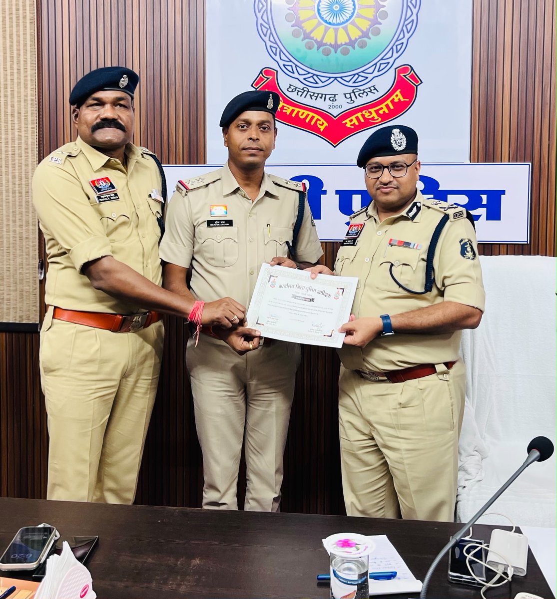 Saktipolice's tweet photo. प्रेस विज्ञप्ति
 सक्ति पुलिस 

आई जी बिलासपुर रेंज श्री रामगोपाल गर्ग द्वारा सक्ती पुलिस के 48 अधिकारी-कर्मचारियों को प्रशस्ति पत्र एवं नगद पुरस्कार देकर किया गया सम्मानित

दिनांक 02.07.2026 को पुलिस महानिरीक्षक, बिलासपुर रेंज, श्री राम गोपाल गर्ग द्वारा पुलिस अधीक्षक कार्यालय, सक्ती में आयोजित सम्मान समारोह के दौरान जिला सक्ती पुलिस के उत्कृष्ट कार्य करने वाले 48 पुलिस अधिकारियों एवं कर्मचारियों को प्रशस्ति पत्र प्रदान कर सम्मानित किया गया। साथ ही इन महत्वपूर्ण प्रकरणों के सफल निराकरण के लिए ₹1,00,000 (एक लाख रुपये) के नगद पुरस्कार की घोषणा कर पुलिस अधिकारियों एवं कर्मचारियों का उत्साहवर्धन किया गया।
सम्मान समारोह में जिला सक्ती पुलिस द्वारा विभिन्न गंभीर एवं चर्चित प्रकरणों का त्वरित एवं सफल निराकरण किए जाने की सराहना की गई। इनमें प्रमुख रूप से थाना मालखरौदा क्षेत्र में लगभग दो वर्ष पूर्व हुए अंधे हत्या प्रकरण का खुलासा, सेंदुरस डबल मर्डर केस का सफल निराकरण लगभग ₹1 करोड़ 85 लाख मूल्य के गांजा की बड़ी कार्रवाई, मालखरौदा एवं जैजैपुर क्षेत्र के मध्य लगभग 27 चारपहिया वाहनों के शीशे तोड़कर चोरी करने वाले गिरोह का पर्दाफाश*छपोरा फर्जी बैंक प्रकरण में आरोपियों की गिरफ्तारी तथा हाल ही में ग्राम जोंगरा में महिला की घर में घुसकर गोली मारकर की गई हत्या के मामले का मात्र चार दिनों में खुलासा कर आरोपियों की गिरफ्तारी जैसे महत्वपूर्ण मामलों का उल्लेख किया गया।
पुलिस महानिरीक्षक श्री राम गोपाल गर्ग ने सक्ती पुलिस के कार्यों की सराहना करते हुए कहा कि पुलिस की तत्परता, टीम भावना एवं पेशेवर कार्यशैली से गंभीर अपराधों का शीघ्र खुलासा संभव हुआ है। उन्होंने भविष्य में भी इसी प्रकार उत्कृष्ट कार्य करते हुए आमजन में सुरक्षा एवं विश्वास बनाए रखने की अपेक्षा व्यक्त की।
इस अवसर पर पुलिस अधीक्षक सक्ती श्री प्रफुल्ल ठाकुर, अतिरिक्त पुलिस अधीक्षक सक्ती श्री पंकज पटेल, एसडीओपी सक्ती डॉ. भुवनेश्वरी पैकरा सहित पुलिस विभाग के अन्य अधिकारी एवं कर्मचारी उपस्थित रहे।