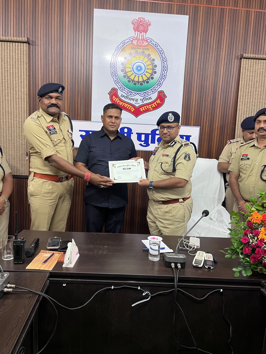 Saktipolice's tweet photo. प्रेस विज्ञप्ति
 सक्ति पुलिस 

आई जी बिलासपुर रेंज श्री रामगोपाल गर्ग द्वारा सक्ती पुलिस के 48 अधिकारी-कर्मचारियों को प्रशस्ति पत्र एवं नगद पुरस्कार देकर किया गया सम्मानित

दिनांक 02.07.2026 को पुलिस महानिरीक्षक, बिलासपुर रेंज, श्री राम गोपाल गर्ग द्वारा पुलिस अधीक्षक कार्यालय, सक्ती में आयोजित सम्मान समारोह के दौरान जिला सक्ती पुलिस के उत्कृष्ट कार्य करने वाले 48 पुलिस अधिकारियों एवं कर्मचारियों को प्रशस्ति पत्र प्रदान कर सम्मानित किया गया। साथ ही इन महत्वपूर्ण प्रकरणों के सफल निराकरण के लिए ₹1,00,000 (एक लाख रुपये) के नगद पुरस्कार की घोषणा कर पुलिस अधिकारियों एवं कर्मचारियों का उत्साहवर्धन किया गया।
सम्मान समारोह में जिला सक्ती पुलिस द्वारा विभिन्न गंभीर एवं चर्चित प्रकरणों का त्वरित एवं सफल निराकरण किए जाने की सराहना की गई। इनमें प्रमुख रूप से थाना मालखरौदा क्षेत्र में लगभग दो वर्ष पूर्व हुए अंधे हत्या प्रकरण का खुलासा, सेंदुरस डबल मर्डर केस का सफल निराकरण लगभग ₹1 करोड़ 85 लाख मूल्य के गांजा की बड़ी कार्रवाई, मालखरौदा एवं जैजैपुर क्षेत्र के मध्य लगभग 27 चारपहिया वाहनों के शीशे तोड़कर चोरी करने वाले गिरोह का पर्दाफाश*छपोरा फर्जी बैंक प्रकरण में आरोपियों की गिरफ्तारी तथा हाल ही में ग्राम जोंगरा में महिला की घर में घुसकर गोली मारकर की गई हत्या के मामले का मात्र चार दिनों में खुलासा कर आरोपियों की गिरफ्तारी जैसे महत्वपूर्ण मामलों का उल्लेख किया गया।
पुलिस महानिरीक्षक श्री राम गोपाल गर्ग ने सक्ती पुलिस के कार्यों की सराहना करते हुए कहा कि पुलिस की तत्परता, टीम भावना एवं पेशेवर कार्यशैली से गंभीर अपराधों का शीघ्र खुलासा संभव हुआ है। उन्होंने भविष्य में भी इसी प्रकार उत्कृष्ट कार्य करते हुए आमजन में सुरक्षा एवं विश्वास बनाए रखने की अपेक्षा व्यक्त की।
इस अवसर पर पुलिस अधीक्षक सक्ती श्री प्रफुल्ल ठाकुर, अतिरिक्त पुलिस अधीक्षक सक्ती श्री पंकज पटेल, एसडीओपी सक्ती डॉ. भुवनेश्वरी पैकरा सहित पुलिस विभाग के अन्य अधिकारी एवं कर्मचारी उपस्थित रहे।