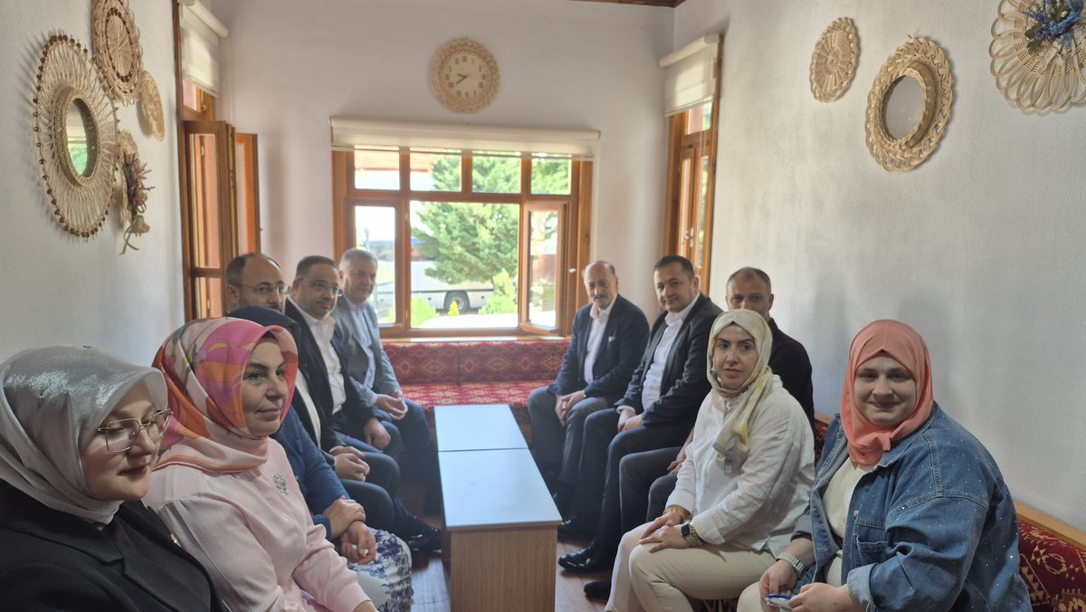 akparticubuk's tweet photo. Ankara Milletvekilimiz Sn.Vedat Bilgin İlçe Başkanımız Sn.@akahmetkilic Belediye Başkanımız Sn.@avbakidemirbas ve Teşkilat Mensuplarımız Kadın El İşleri Atölyesi’ni ziyaret ettiler.

Kursiyerlerimizi gönülden tebrik ediyor; üretime katkı sunan herkese teşekkür ediyoruz. https://t.co/0UNpCakIjM