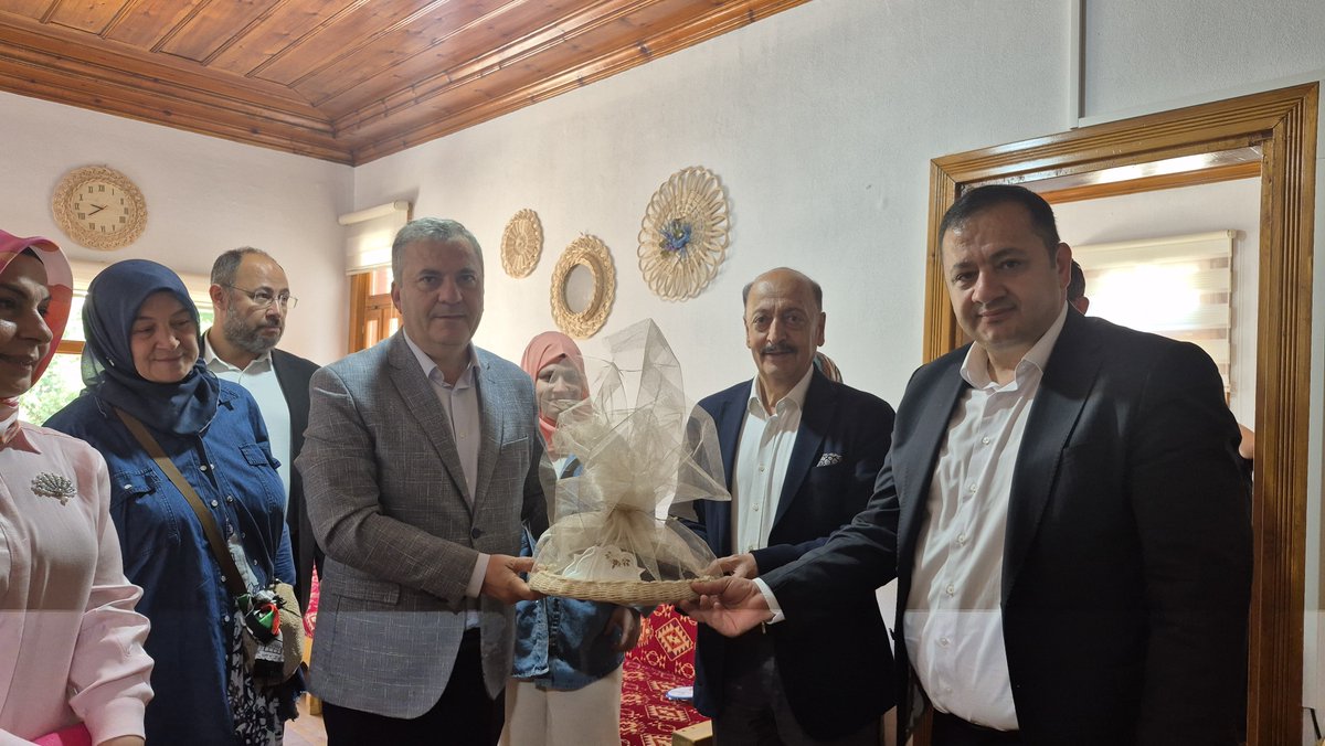 akparticubuk's tweet photo. Ankara Milletvekilimiz Sn.Vedat Bilgin İlçe Başkanımız Sn.@akahmetkilic Belediye Başkanımız Sn.@avbakidemirbas ve Teşkilat Mensuplarımız Kadın El İşleri Atölyesi’ni ziyaret ettiler.

Kursiyerlerimizi gönülden tebrik ediyor; üretime katkı sunan herkese teşekkür ediyoruz. https://t.co/0UNpCakIjM
