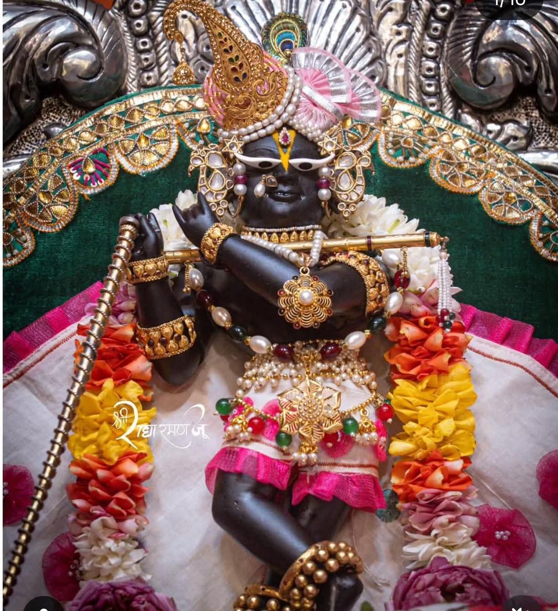 RadhaMarg's tweet photo. 🌸 प्यारे ठाकुर श्री राधा रमण जू 🌸
तेरे चरणों की धूल ही मेरा श्रृंगार है,
तेरा नाम ही मेरा आधार है।
मुझ पर अपनी कृपा-दृष्टि सदा बनाए रखना प्रभु। https://t.co/11R8RQupJf