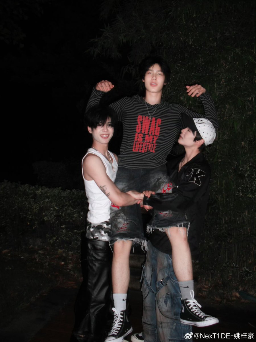 cutiedinomar's tweet photo. Swag is my lifestyle 5555
เอ็นดูมาก พิตัวจิ๋วอุ้มน้องตัวโต 

⋆˚꩜｡#tOmar #OmarTang #唐奥玛 
#NexT1DE_Omar #NexT1DE_DORN #NexT1DE_Yaozihao https://t.co/p1mO6rILmA