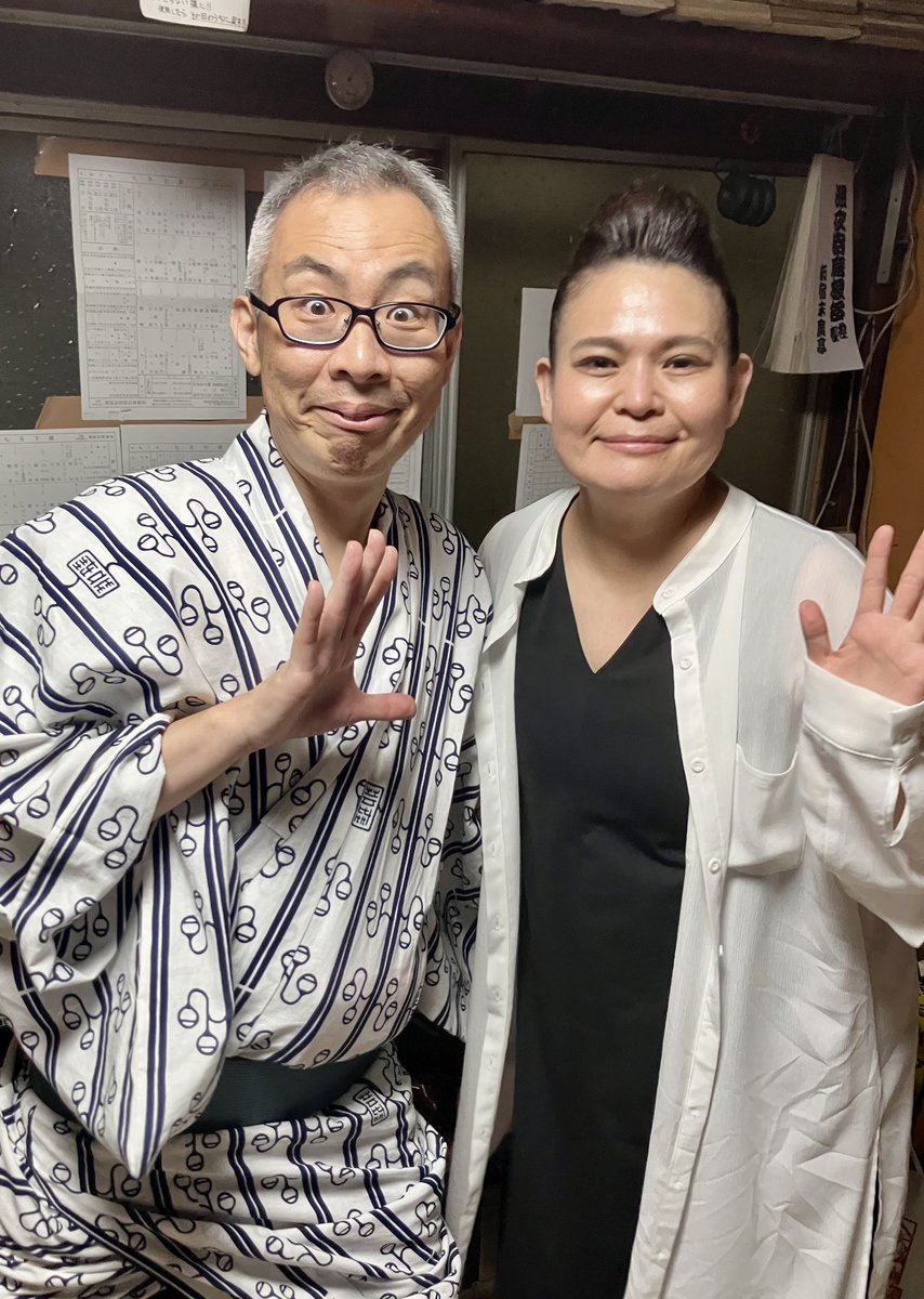 kandakirari's tweet photo. 今日は弟弟子の伯山の「お岩誕生」を客席の後ろから勉強させてもらった。

言葉にしてしまうのが勿体無いような、何とも云えぬこの気持ちは何だろう。

ただただ清々しいのだ。

今日の自分の高座の反省あれこれあるはずなのに、
怪談だから怖かったはずなのに、
弟弟子との圧倒的な差に落ち込みそうなものなのに…

帰りの電車に座っている私の心はとても爽快で前を向いている。

それはきっと、
伯山が講談に真っ直ぐだからだ。

誇らしくもあり、
嬉しくもあり、
自分もそうありたいと
心から思う。

参っちゃうよ、ホント。

萬橘さんと久しぶりの再会。
相変わらず、萬橘さんの落語は最高で、ホント、参っちゃうよ。

本日もあたたかいお客様、ありがたかったです。

明日もがんばろう。