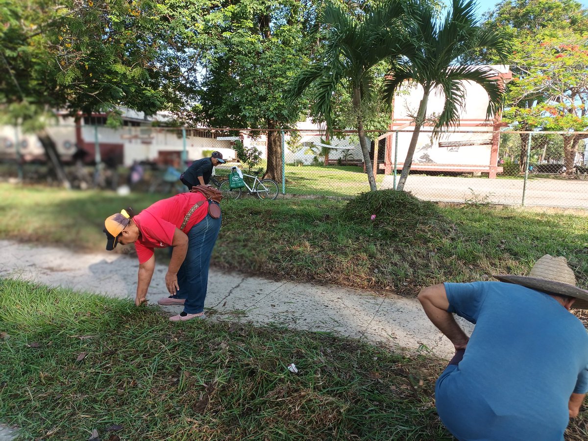 ETECSAGranma's tweet photo. Este viernes temprano en la mañana se dieron cita los trabajadores de @ETECSA_Cuba #ProvinciaGranma con la premisa Por una ciudad más limpia. @FonsecaOsmely @CuscoYudiel @carlosr_riera @YudelkisOrtizB #UnidosxCuba https://t.co/5uV1HnCl8k