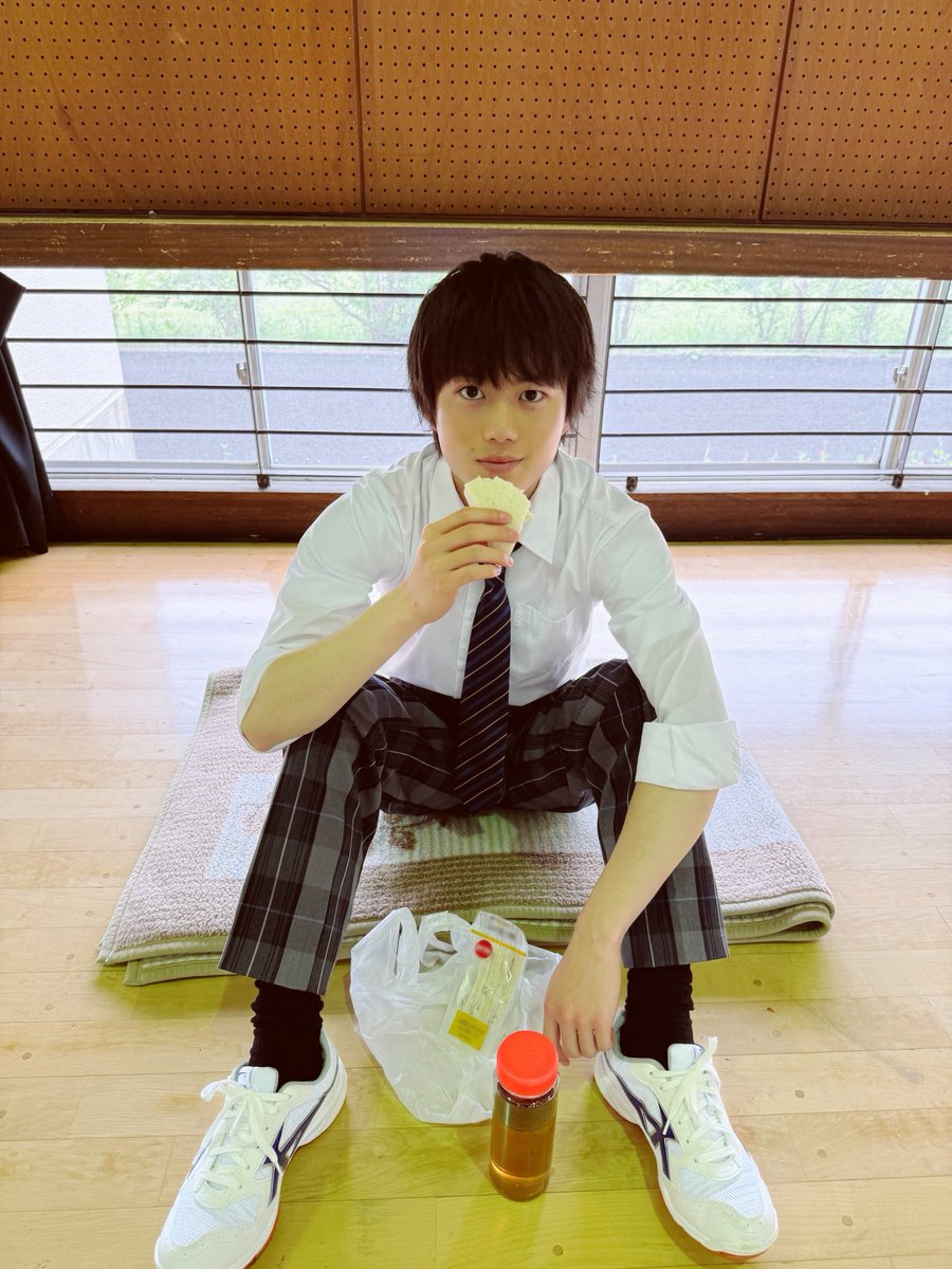 tx_doramanext's tweet photo. 🎬U-NEXTにて先行配信中🌻
〔#君は夏のなか〕

📸︴オフショット

サンドウィッチを
もぐもぐ中の渉(#奥智哉)をお届け🥪

💡【第𝟐話】 𝟕月𝟖日(水)深夜𝟐𝟒 時𝟑𝟎 分
❯❯ TVerにて【第1話】見逃し配信中🌱
#ドラマ君夏 https://t.co/WqWcSBPnJR