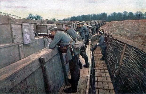 VoicesofWW2's tweet photo. This original color photograph depicting German soldiers in trenches was taken by Hans Hildenbrand, likely using an autochrome technique that produced natural colors on glass plates.

An incredibly carefully crafted trench. https://t.co/7PREFD55xT