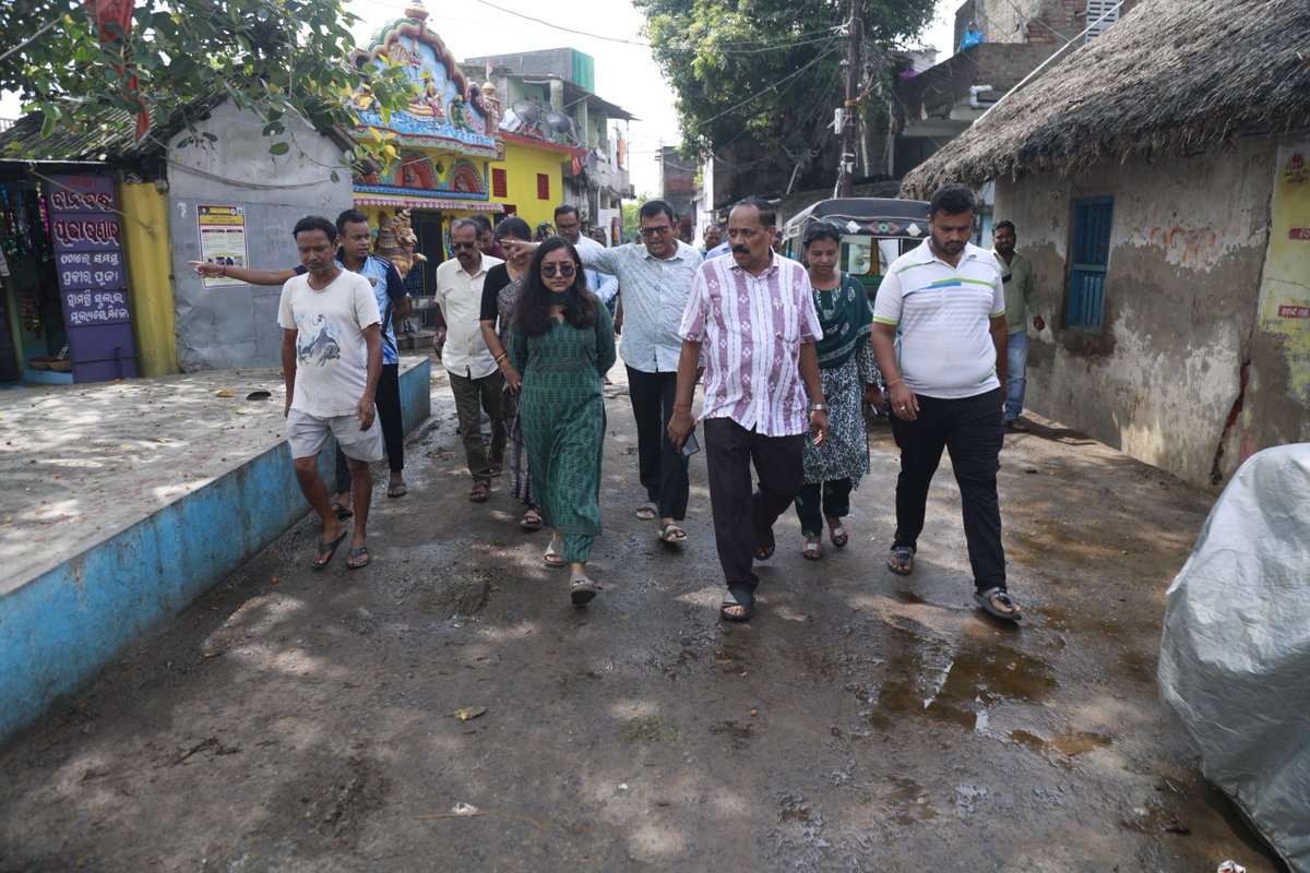 KMCKataka's tweet photo. ମହାପ୍ରଭୁଙ୍କ ଘୋଷଯାତ୍ରାକୁ ଦୃଷ୍ଟିରେ ରଖି କଟକ ମହାନଗର ନିଗମର ମାନ୍ୟବର ମେୟର ଶ୍ରୀ ସୁବାସ ସିଂହ ଏବଂ କମିଶନର ସୁଶ୍ରୀ କିରନଦୀପ୍ କୌର ସହୋତା ଆଜି ଯୋବ୍ରା ଅଞ୍ଚଳ ଗସ୍ତ କରି ବିଭିନ୍ନ କାର୍ଯ୍ୟର ସମୀକ୍ଷା କରିଥିଲେ। 

#Kataka #Rathyatra #katakamunicipalcorporation https://t.co/RT1nkpdX47