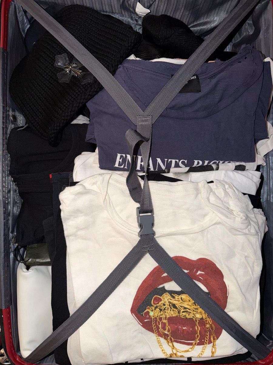 1421cart_'s tweet photo. i can't believe we're already at this point were the members are comfortable to show us what's inside their luggages https://t.co/wud3EIGZLd