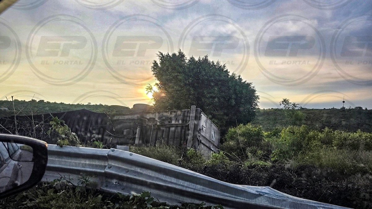 ixcaquixtla's tweet photo. Continúa en el lugar el tráiler accidentado anoche en el tramo Molcaxac–Tepeyahualco, aparentemente en la zona de Las Tajayas, con sentido a Puebla.
Hay grúas y apoyo de Proximidad Vial realizando maniobras.
#ElPortal #ReporteVial #RedIxca https://t.co/kTRRWscoiw