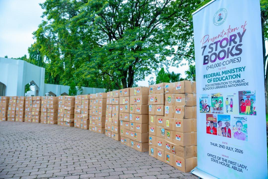 PBATMediaCentre's tweet photo. After various interventions in three years totaling over N15billion, First Lady Remi Tinubu has once again donated 140,000 copies of seven educational books to the Federal Ministry of Education for distribution to public school libraries across Nigeria. https://t.co/3yXf3sBiIa