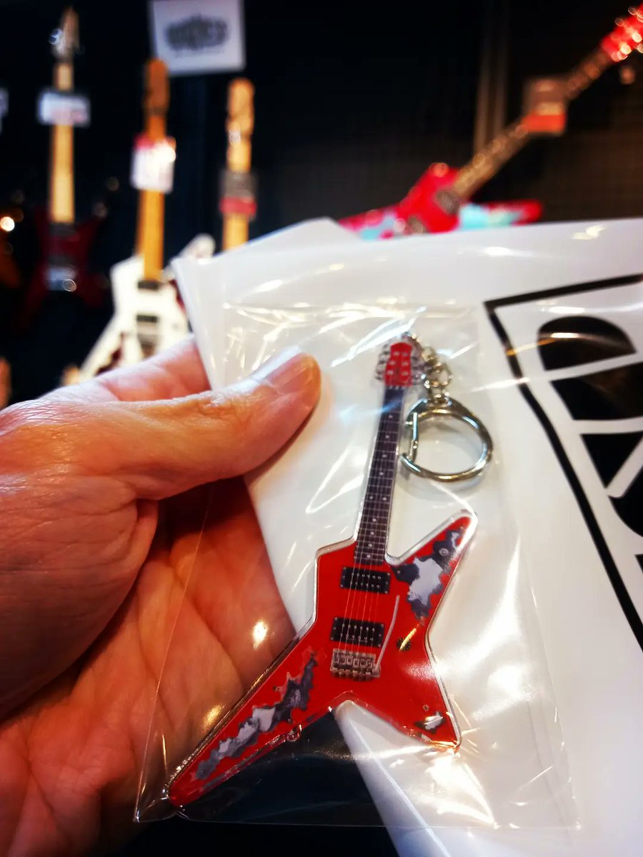 reiroilarn's tweet photo. 今日 注文した45周年 #RandomStar ギターアクリルキーホルダーをゲットしに行ってきた🎸
めっちゃかわいい~
#高崎晃
#LOUDNESS https://t.co/Z4nZMW2D3C