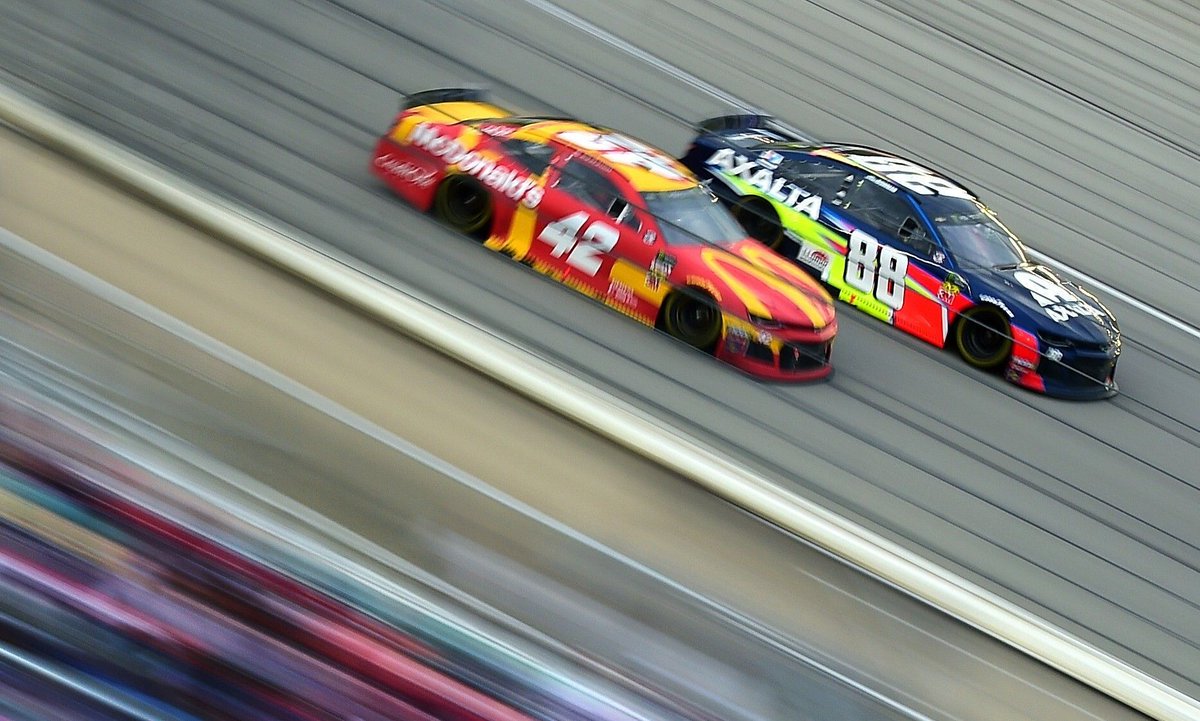 rebeldrivers's tweet photo. Chicagoland no vuelve como una carrera retro.

Vuelve como una pista nueva disfrazada de vieja conocida: 7 años sin Cup, coches Next Gen, más baches, Toyota dominando los intermedios y Hamlin estrenando liderato por 1 punto.

La previa en https://t.co/zurN9pOFZ9 https://t.co/CMJFGQclxj