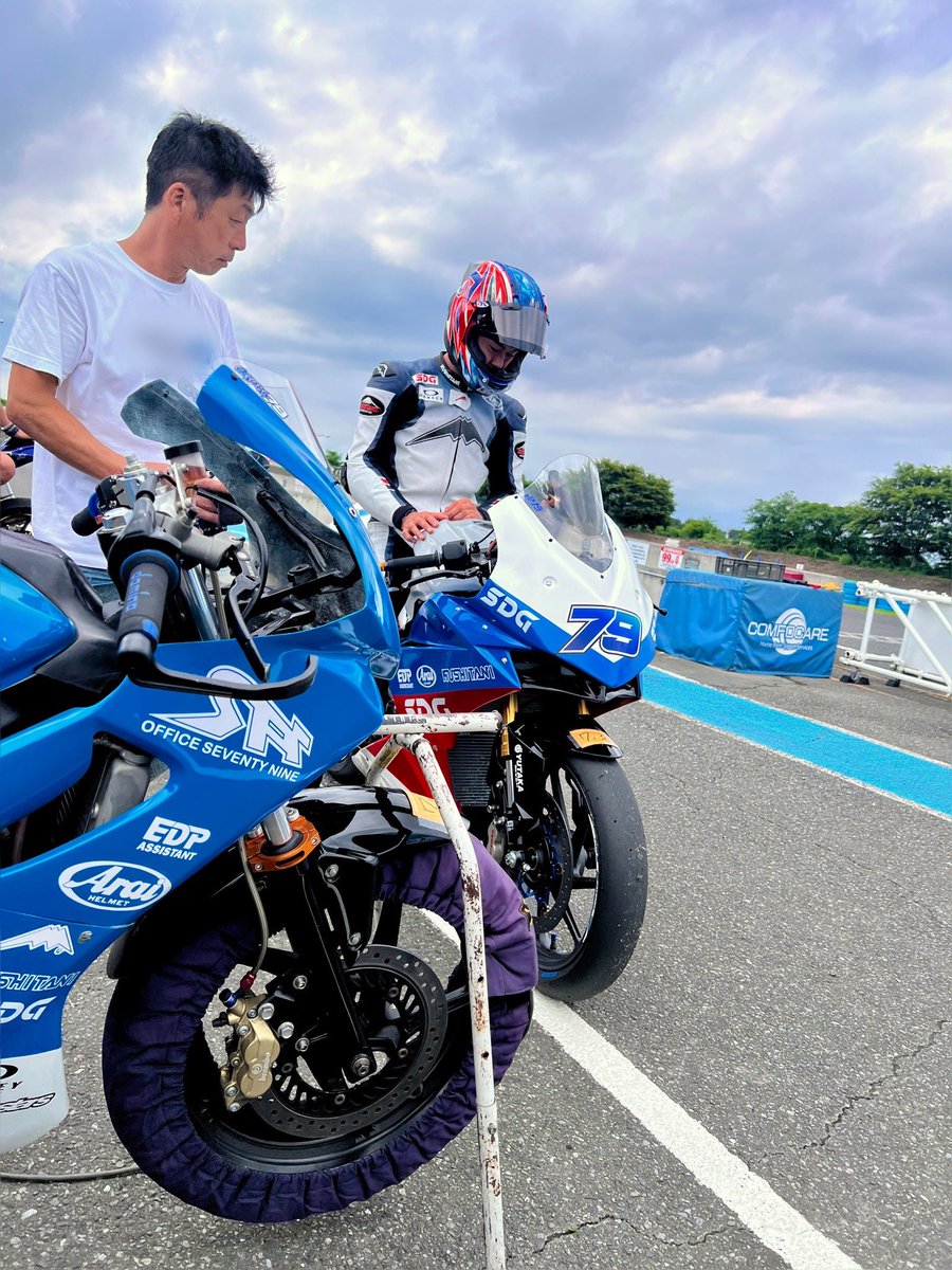 arata_apd's tweet photo. Ai Ogura 桶川スポーツランド
緊急出動！の為
私もサポート隊緊急出動😅
大勝利の後でも気負う事なく、しっかり走り込み、いつものペース、ルーティンを維持🔥
そんな中のリラックスタイム
パーツの事、感動のレースの事沢山話しできました😊
あ、釣りの話しはその3倍ぐらいしましたが🤣
颯道君にも久々に会えて良かった😊
#小椋藍
#桶川スポーツランド
#striker
#CBR250RR