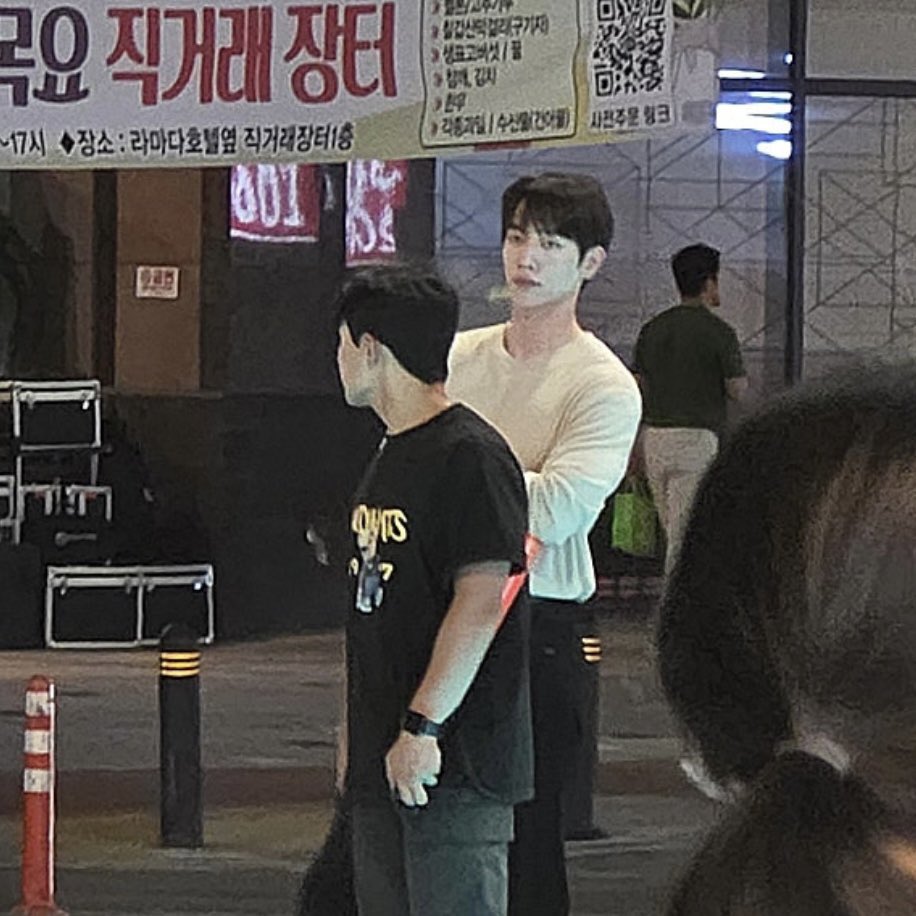 ilikehandsomee's tweet photo. 서강준 너 월간남친 찍어서 그래? 진짜 ai가 되지는마… 목격담 폰카가 이런사람이 어딨냐고  제발 https://t.co/ty62G2Zl5B