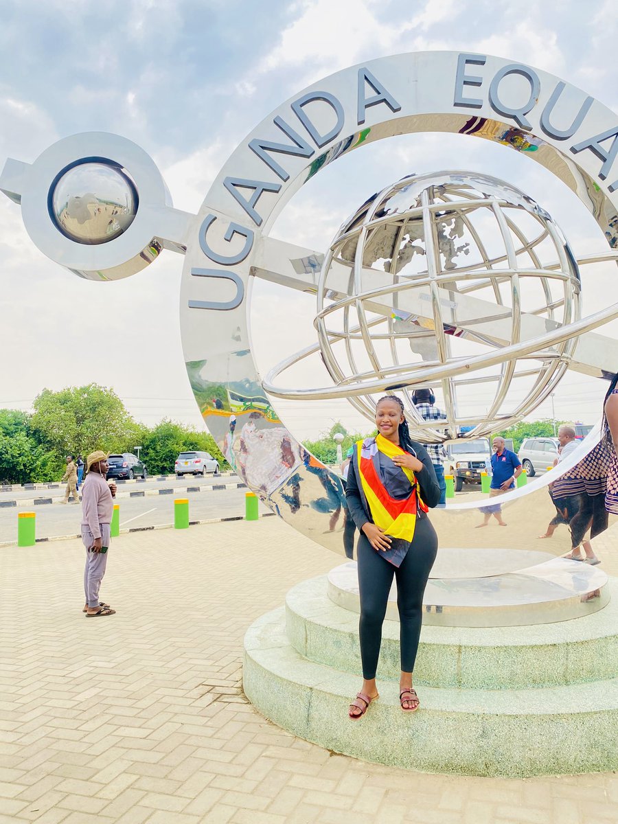 MKansabe's tweet photo. Out of office. Into the weekend. 🥰🥰💃💃💃 https://t.co/hfnUVrCzJr