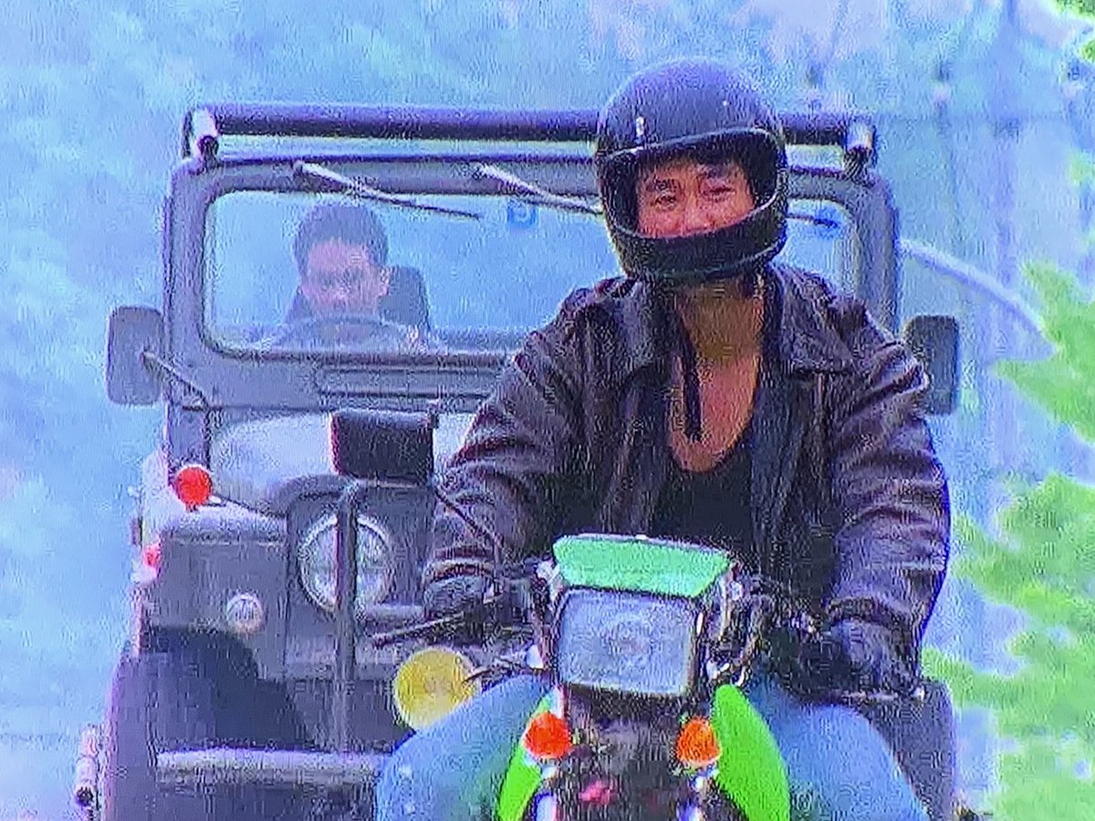 RS3526's tweet photo. 清家利一さんを追いかける黒崎輝さん。

『代表取締役刑事』のワンシーン。

そしていま、清家さんを追いかけるように旅立った黒崎さん…

大葉さんもそうですが、夢を与えてくださった方の旅立ちはつらい。

だけど言わせてください。

フィルムに刻まれた"輝"く姿に、僕たちはいつでも会えるのです。 https://t.co/NmHL0j0mmW