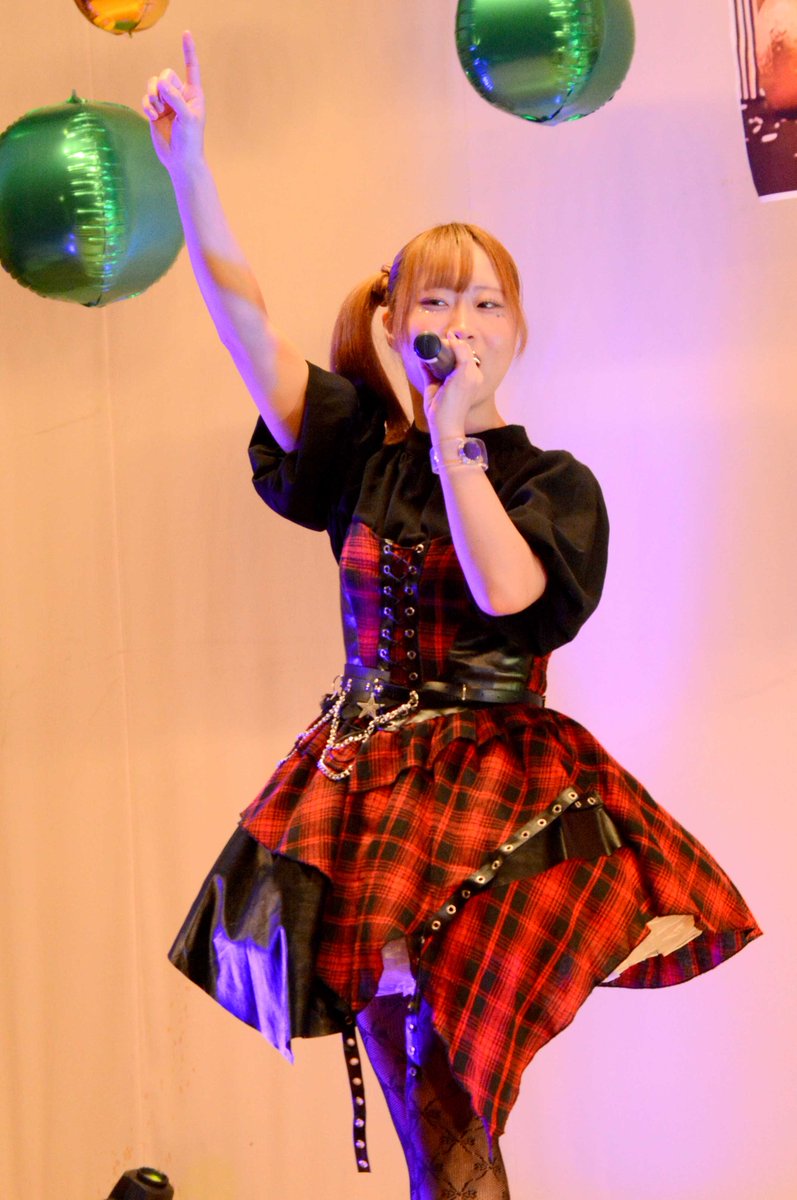WkV7XTMxf4WJUIM's tweet photo. 6/28(日)福島県矢吹町にある
矢吹町文化センター小ホールで行われた、
Ultra AddictのCocoloさん、Aoiさんの
生誕祭の時のArrow Heartの
小豆るこさんのライブ写真です。
-1/4。格好いい、衣装です。
#ArrowHeart
#小豆るこ
#推しるこ https://t.co/kMjkLfKjJR