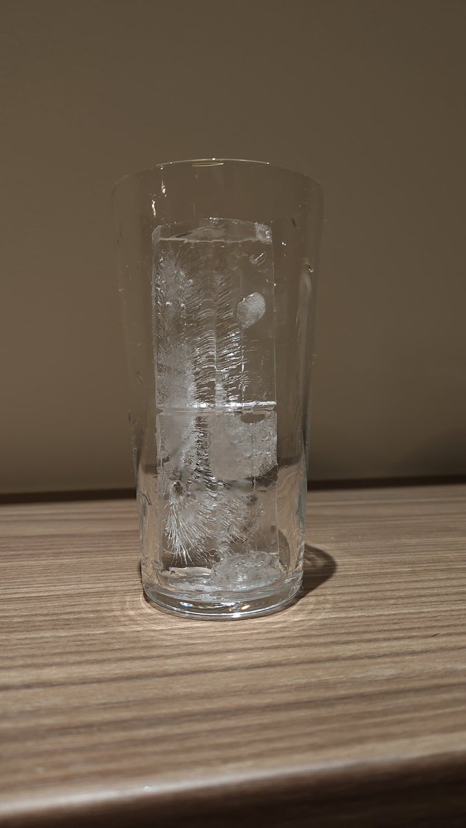 Lemon_drop_JP's tweet photo. ヘキサアイスたのしい！一番いい氷です! https://t.co/DT1yOkppN8