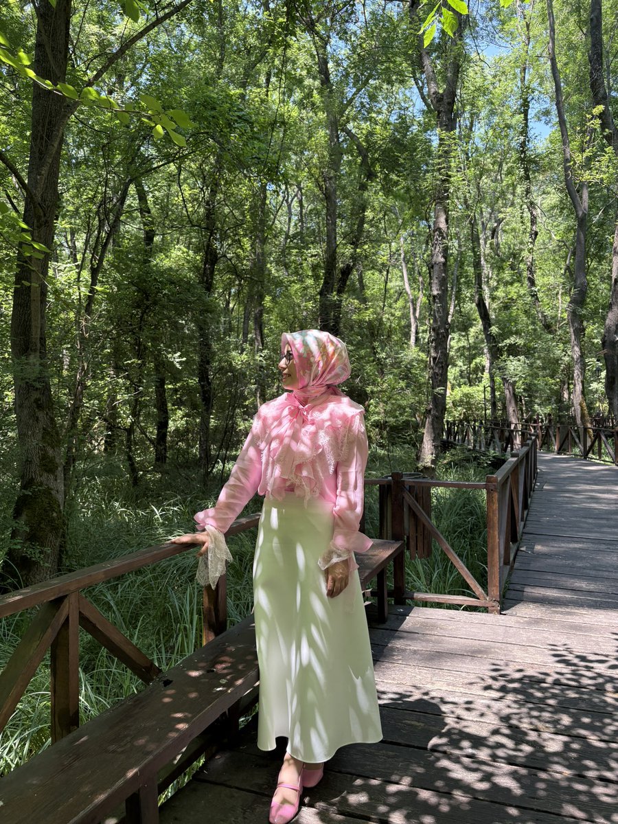 kdrr6000's tweet photo. Yeşilin içinde kayboldum…
Gülümsemem dudaklarımda,
ama kalbim hâlâ uzaklarda bir yerde arıyor kendini… https://t.co/fW8PytmF6U