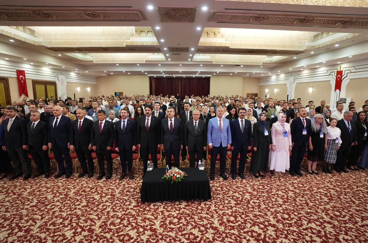 mebyyegm's tweet photo. Millî Eğitim Bakanımız Sayın Yusuf Tekin, Yurt Dışında Görevlendirilecek Öğretmenlerimizle Bir Araya Geldi
13 farklı ülkede, 65 eğitim kurumumuzda görev yapmak üzere seçilen 679 öğretmenimizin göreve uyum programı, Millî Eğitim Bakanımız Sayın Yusuf Tekin’in teşrifleri ve açılış konuşmalarıyla başladı.
Sayın Bakanımız konuşmasında; son yıllarda eğitim alanında gerçekleştirilen büyük dönüşümlere dikkat çekerek, Türkiye'nin eğitimdeki tecrübesinin artık uluslararası alanda örnek gösterildiğini ifade etti. Yurt dışında görev yapacak her bir öğretmenimizin sadece birer eğitici değil, aynı zamanda şanlı bayrağımızı ve devletimizin itibarını temsil eden birer "Eğitim Elçisi" olduğunun altını çizdi.
Sayın Bakanımızın ifadeleri doğrultusunda; küresel tek tipleşmeye karşı millî ve yerel kimliğimizi koruyan, çağdaş gelişmeleri kapsayan özgün Türkiye Yüzyılı Maarif Modeli’nin yurt dışında başarıyla aktarılması temel hedefimizdir. Eğitim teknolojileri ve kurumsal reformlardaki teknolojik ve kurumsal başarılarımızı uluslararası arenada sergilerken, her geçen yıl daha da güçlenen yurt dışı okul ağımızda millî değerlerimizi evrensel eğitim anlayışıyla harmanlayacak, devlet vakarı ve gururuyla ülkemizi asaletle temsil edeceğiz.
Programımıza teşrifleri, değerli yönlendirmeleri için Sayın Bakanımıza şükranlarımızı sunarız. Dünyanın dört bir yanında ülkemizi gururla temsil edecek olan tüm öğretmenlerimize yeni görevlerinde başarılar dileriz.
@tcmeb @Yusuf__Tekin @CelileErenOKTEN