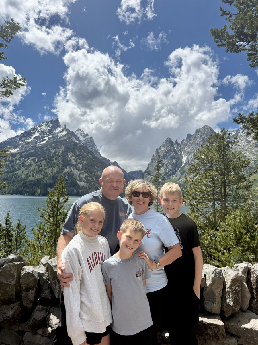 BartReeves's tweet photo. @Greg_Byrne Not an international trip but still wearing our Bama gear in Grand Tetons National Park. RTR. #rolltidefriday https://t.co/jFnZUM6dAO