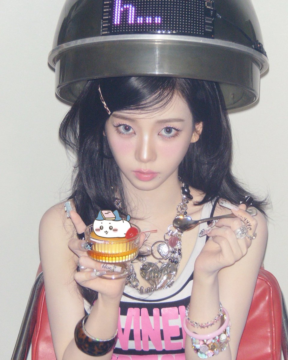 minfubiyori's tweet photo. Karina of Aespa attempts to eat Hachiware https://t.co/hSpMmJwYIG