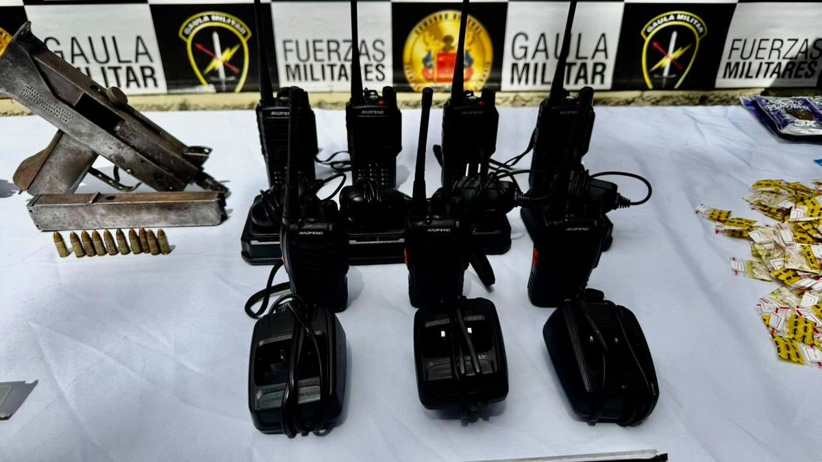 Ejercito_Div7's tweet photo. #ContundenciaOperacional | En una operación militar entre el @GaulaMilitares Valle de Aburrá de la #CuartaBrigada y el CTI Gaula, fueron capturados dos presuntos integrantes del GDO Los Chatas en la vereda Dosquebradas, municipio de Santa Rosa de Osos, #Antioquia.

Durante el allanamiento fueron incautadas dos pistolas, una subametralladora Mini Uzi, equipos de comunicación, estupefacientes y otros elementos utilizados para adelantar acciones criminales, afectando las capacidades logísticas y delictivas de esta estructura. 

#PatriaHonorLealtad 
#NuestroCompromisoEs🇨🇴