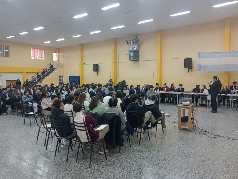 JusticiaAr's tweet photo. [RÍO NEGRO] Villa Regina: se desarrolló el simulacro de juicio por jurados en escuelas secundarias https://t.co/6cRYOnAIUL https://t.co/exT2I56uLt