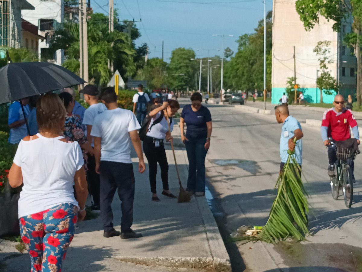ETECSAGranma's tweet photo. #UnidosxCuba mi ciudad limpia y saludable. Hoy fue jornada de trabajo en los alrededores de #Etecsa Jesús Menendez, Antonio Guiteras. #ProvinciaGranma https://t.co/OrEgyrm4VM