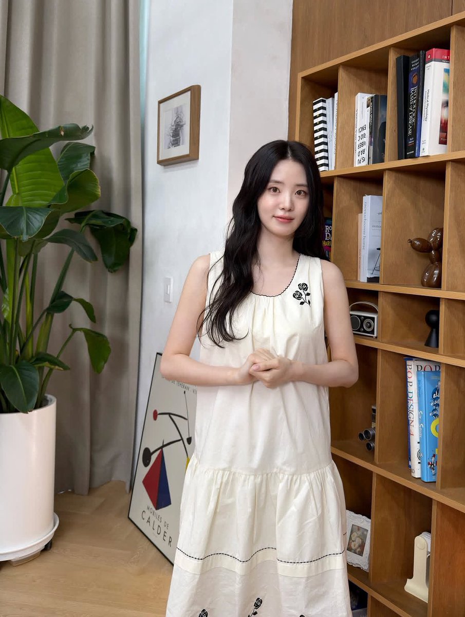 jigeumeow's tweet photo. she looks like the sweetest little kid posing for her mom’s camera SO CUTE 🤏🏻 https://t.co/PnRkYI02s4