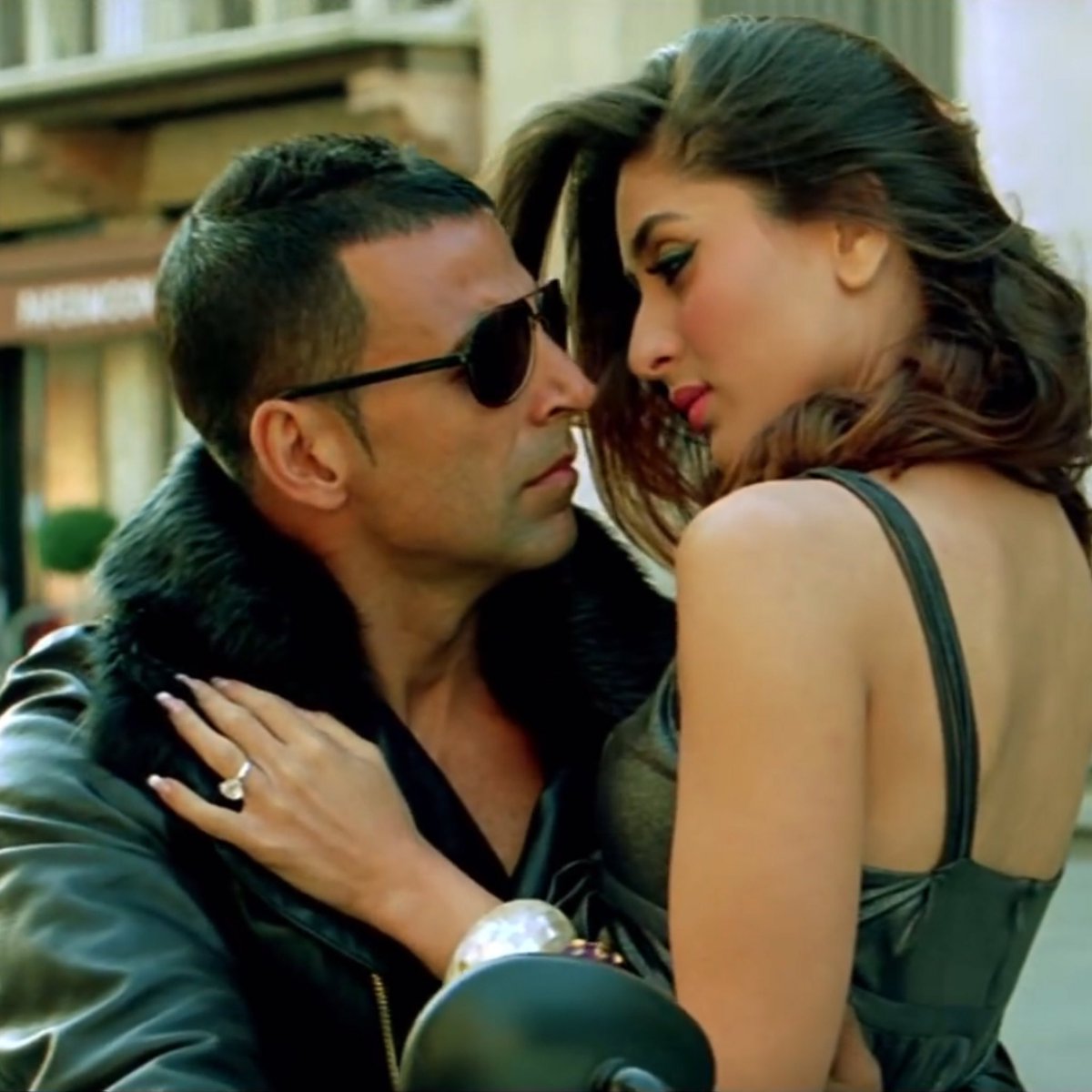 GauravAkshay16's tweet photo. 😎Today Celebrating🎉 #17YearsOfKambakkhtishq #3July2009
Star Cast @akshaykumar sir #KareenaKapoor
@AftabShivdasani @amuarora
@KirronKherBJP @jaavedjaaferi
@RealVinduSingh @bomanirani
@ashwinmushran
#AkshayKumar
#KareenaKapoorKhan
#KambakkhtIshq #bollywood #GauravAkshay https://t.co/xvsPNCCSG8