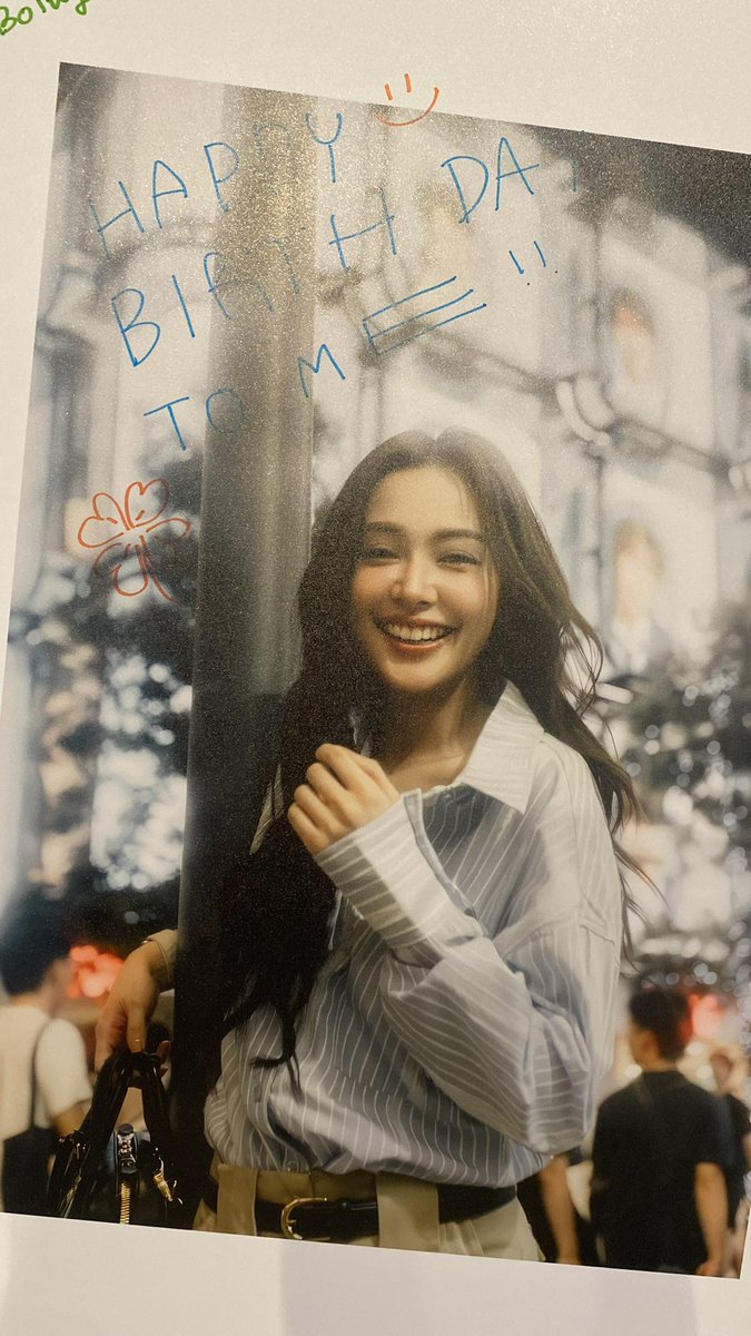 eisayaofficial's tweet photo. พี่อุ้มแอบแวะมาเขียนคำอวยพรวันเกิดให้ตัวเอง พร้อมฝากข้อความถึงแฟนคลับทุกคนไว้เรียบร้อยแล้วคาร์บบบ 🤍✨

ใครที่ยังไม่ได้มาเก็บโปรเจกต์ อย่าลืมแวะมาถ่ายรูป เช็กอิน และมาร่วมเก็บทุกเฉดความทรงจำไปด้วยกันนะ 🌷

OOMEISAYA : EVERY SHADE OF OOM
📍 Palette Art Space ชั้น 3
🗓️ 3–6 กรกฎาคม 2569
⏰ 09.00–19.30 น.

ขอบคุณทุกคนที่แวะมาในวันนี้แล้วมาเจอกันอีกพรุ่งนี้นะคาร์บบบ💕

#OOMInEveryShade
#อุ้มอิษยา #Oomeisaya
#CarbsForOom #คาร์บของอุ้ม