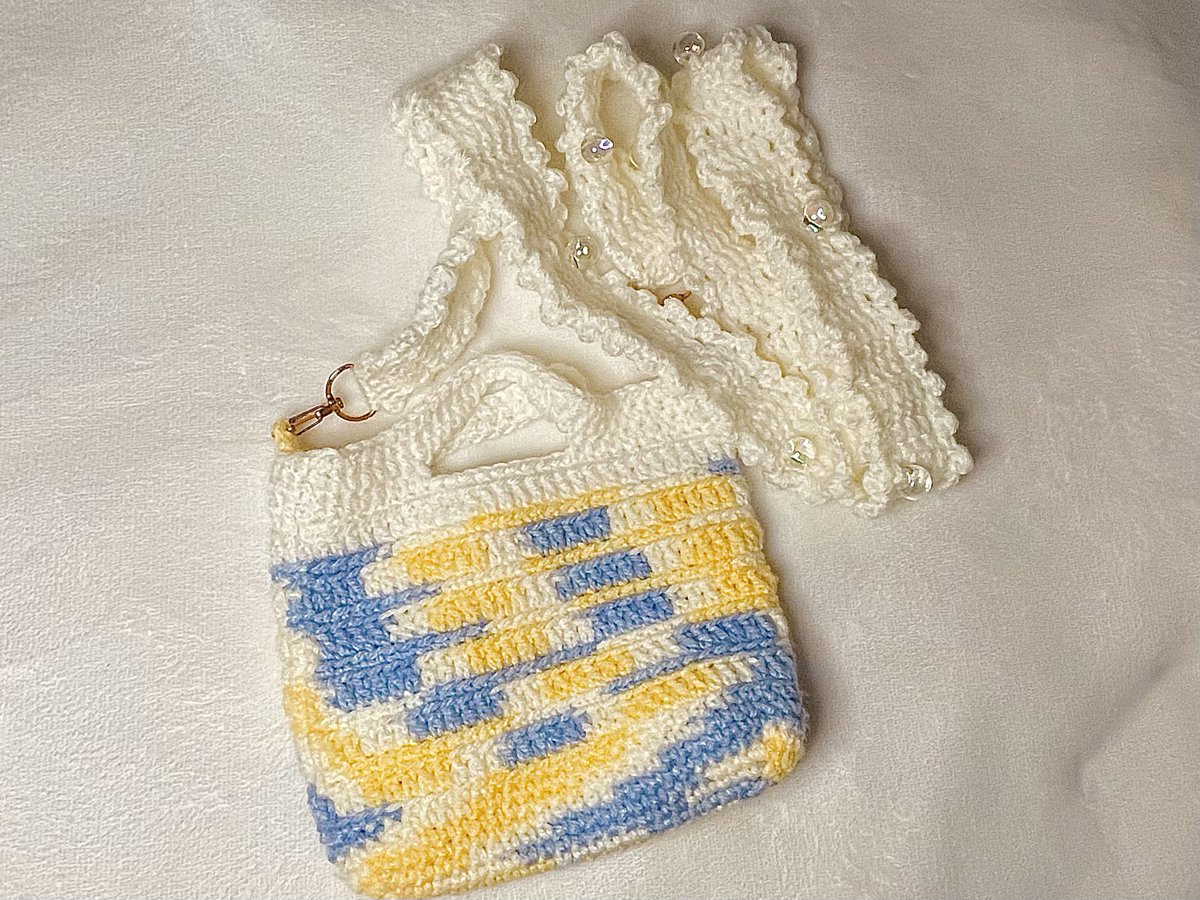 BrasstubaN's tweet photo. そういえば、最近作ったもの〜🧶
スマホとかミニ財布とかが入るサコッシュ？みたいなやつ！
ショルダーストラップにビーズ付けて編み込んでみるという試み。結構可愛いんじゃ…？🙂‍↕️✨ https://t.co/YPEKlqBGCs