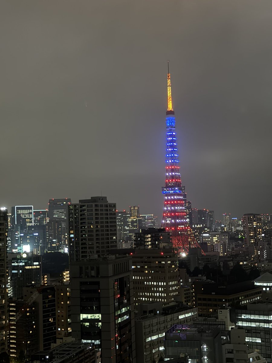 drhee's tweet photo. Happy 250th birthday America!  Tokyo tower is lit up in star spangled banner tonight. https://t.co/7SxSdZtg7f