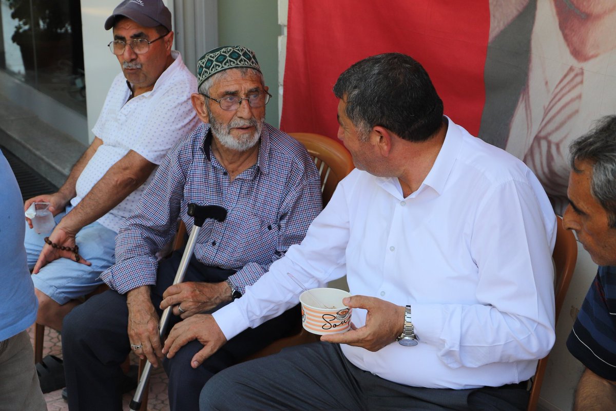 davutsakarsu's tweet photo. Paylaşmanın, kardeşliğin ve dayanışmanın en güzel örneklerinin sergilendiği Muharrem ayında; CHP Bayındır İlçe Başkanımız Arif Uyguner, Belediye Meclis Üyelerimiz ve kıymetli hemşehrilerimizin katılımıyla Merkez Cumhuriyet Meydanı'mızda aşure lokmamızı bölüştük. https://t.co/KMUxF1Mmrk