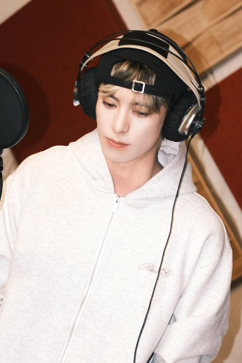 WangHediFolder's tweet photo. 260703 #DylanWang Staff updates photos of Didi at the recording studio on RedNote 👀. 1/2

""Looks really handsome. In reality... he looks exactly the same. 

Recording Studio Kid? Your Wang-ge. ✅ "

#WangHedi https://t.co/ymEiUlw2XV