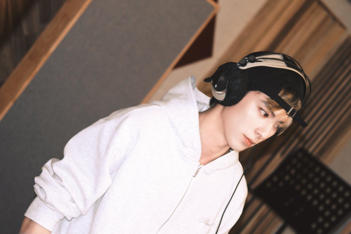WangHediFolder's tweet photo. 260703 #DylanWang Staff updates photos of Didi at the recording studio on RedNote 👀. 1/2

""Looks really handsome. In reality... he looks exactly the same. 

Recording Studio Kid? Your Wang-ge. ✅ "

#WangHedi https://t.co/ymEiUlw2XV