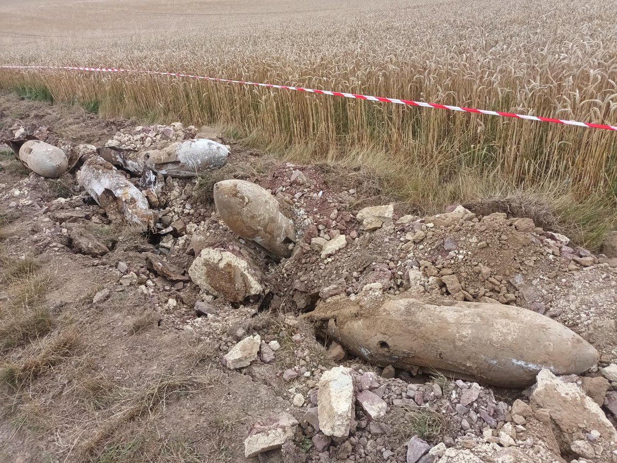 Prefet14's tweet photo. 💣 Découverte exceptionnelle : 75 bombes d'entraînement de la Seconde Guerre mondiale mises au jour

Lors de travaux d'installation de la fibre optique 75 bombes d'entraînement datant de la Seconde Guerre mondiale ont été découvertes dans un champ à Verson

🚨 Les démineurs du centre interdépartemental de #Caen sont immédiatement intervenus afin d'identifier et de sécuriser ces munitions.

⚠️ Même lorsqu'une munition semble inoffensive, il ne faut jamais la manipuler. Certaines contiennent encore des explosifs. C'est pourquoi chaque découverte fait l'objet d'un traitement rigoureux par les spécialistes du déminage.

Dans une démarche de préservation du patrimoine et de transmission de la mémoire, quelques-unes de ces bombes pourront être conservées afin d'être présentées dans des projets mémoriels ou exposées dans des musées de la région.

➡️ Si vous découvrez une munition ancienne, n'y touchez jamais. Éloignez-vous, balisez les lieux si possible et contactez immédiatement les forces de l'ordre en composant le 17.