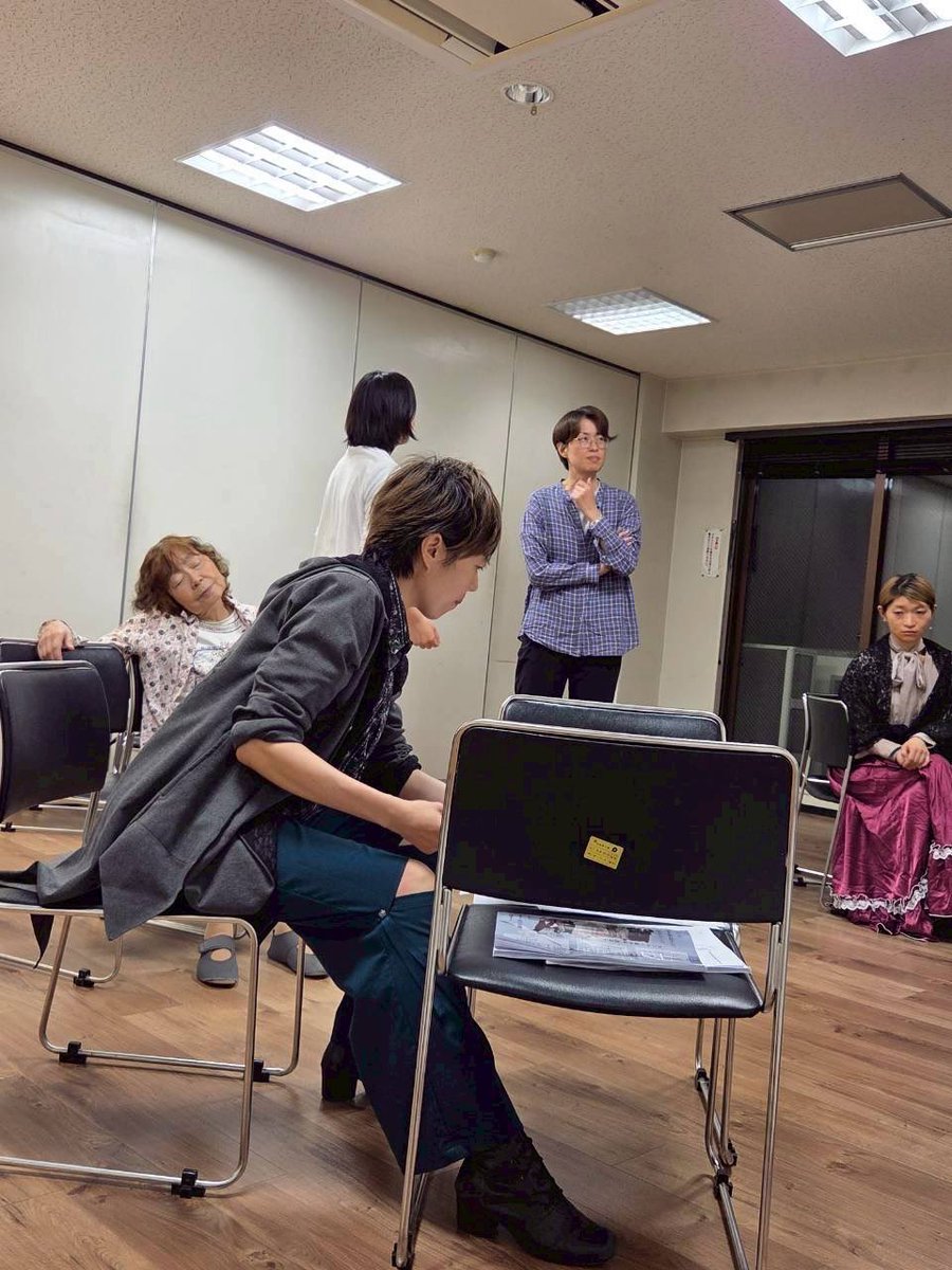 reiri_kanata's tweet photo. 西の果てかもめ、絶賛稽古中🔥‼️
今日は稽古OFFだけど、己の歌を🎼💨
ひたすら声楽の先生にみて頂く特訓してきた😤全曲ガッツリ✨
我々の為に書いて頂いた曲🥹技術面は勿論だけど、もっと❗️心の底から‼️トレープレフとして歌いたいッ❤️‍🔥『己の魂からほとばしり出る何か』を歌う。それだけが真実なんだ。 https://t.co/zeSMHOYTjd