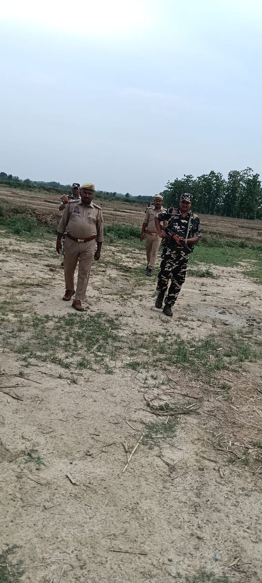 9BnSSB_INDIA's tweet photo. सीमा चौकियों में तैनात बलकर्मियों एवं स्थानीय पुलिस द्वारा सीमावर्ती गाँवों में संयुक्त गश्त से सुरक्षा व्यवस्था मजबूत।
#SSB_INDIA #SSBFTRLUCKNOW #SSBSHQGKP 
#JointPatrolling
#UPPolice https://t.co/48kCJmTRSk