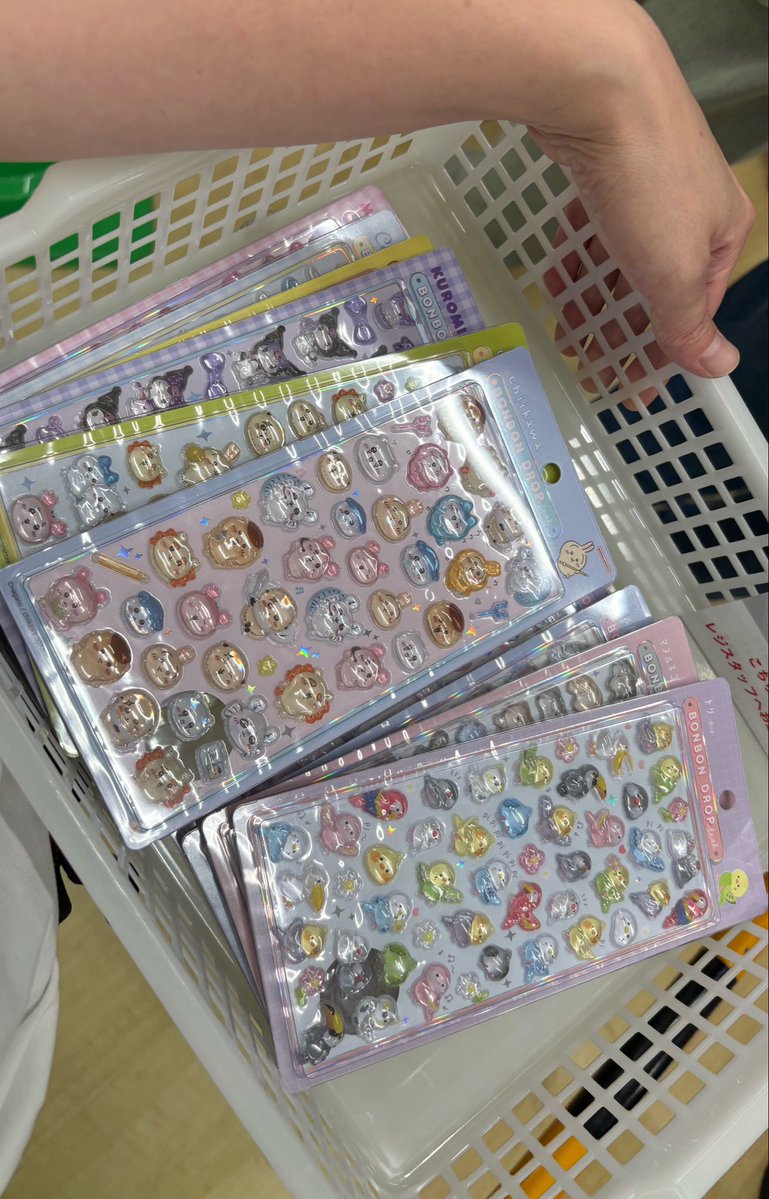 asu_ware's tweet photo. ボンドロポップアップに行って来ました😭✨
人気のシールは売り切れだったけど今まで見た事ない量のボンドロに囲まれて幸せでした！！
普通にどこでも買える日が来ると良いな〜でもなかなか手に入らないから欲しくなるのかな〜🧚🏻‍♀️ https://t.co/MfCkUYa9Z1