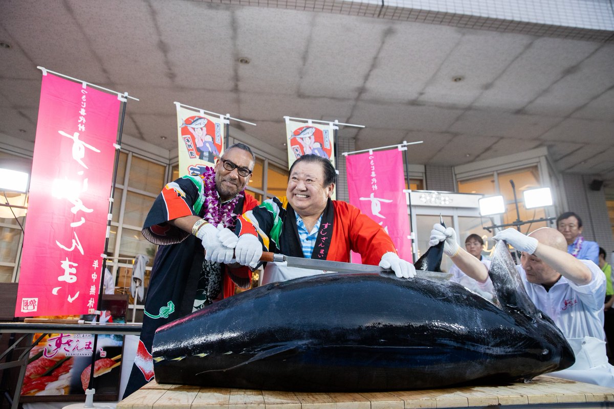 usembassytokyo's tweet photo. It's not a true celebration without great food, and @Zanmai_man made sure tonight was one for the history books! 🍣 To celebrate America's 250th, they brought in a jaw-dropping 2-meter-long tuna weighing 250kg! 🐟 @Freedom250 #A250inJapan https://t.co/u6kJW70iBC