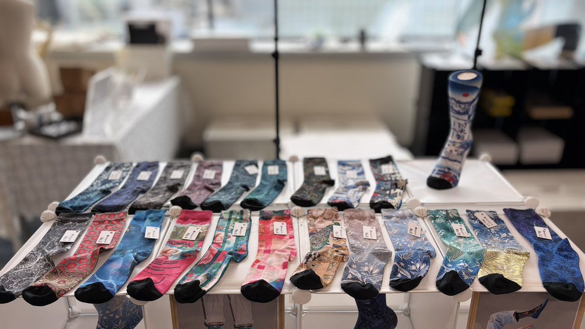 Life_Knit_Kit's tweet photo. 日本製の覚悟店1日目。

本当にありがとうございました。
またお仕事帰りにお越しいただいたみなさま
申し訳ございません。

車一台、靴下いっぱいにして長野から参加したが、夕方で在庫がほぼ終わってしまいました。

若干の在庫補充を予定しておりますが、ほとんど補充ができません。

明日お越しいただいても、ご購入いただけない可能性が高い状況です。

お越しいただいた方には、
公式ラインをご案内させていただき、先行販売の案内をさせていただく予定です。

ご迷惑おかけいたしますが、よろしくお願いします。